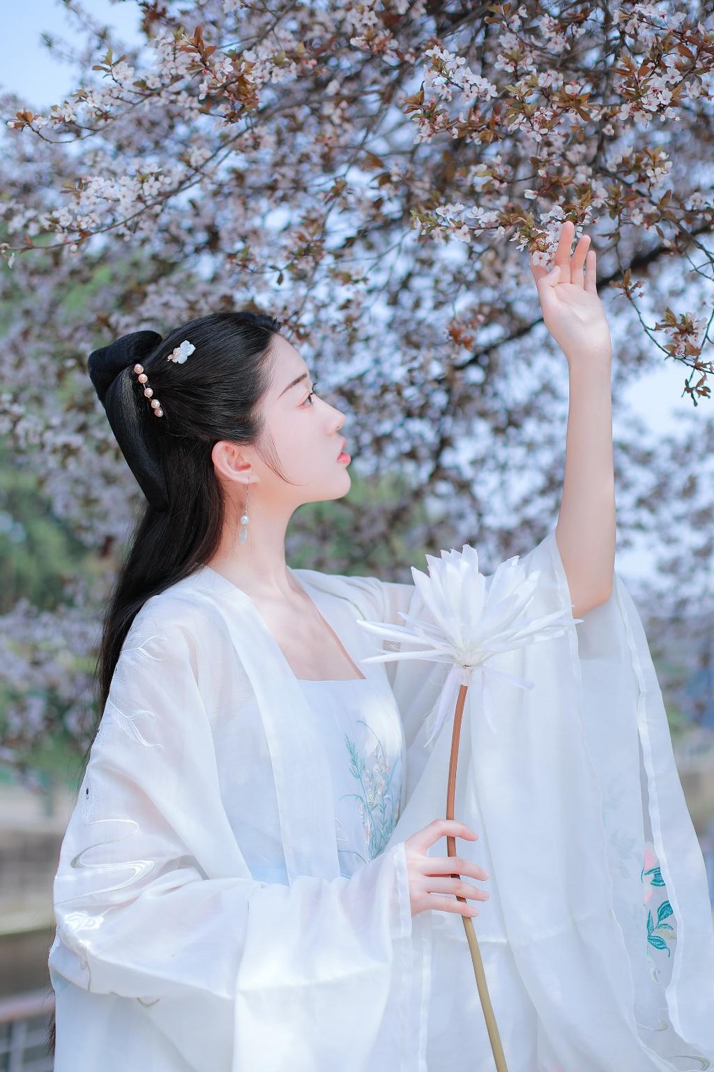 白衣古装美女清新脱俗古风摄影