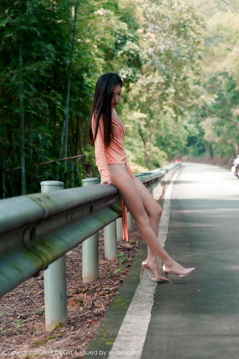 [DKGirl御女郎] 新人妹子小子怡Alice大胆丝袜户外露天车拍系列写真 Vol.114