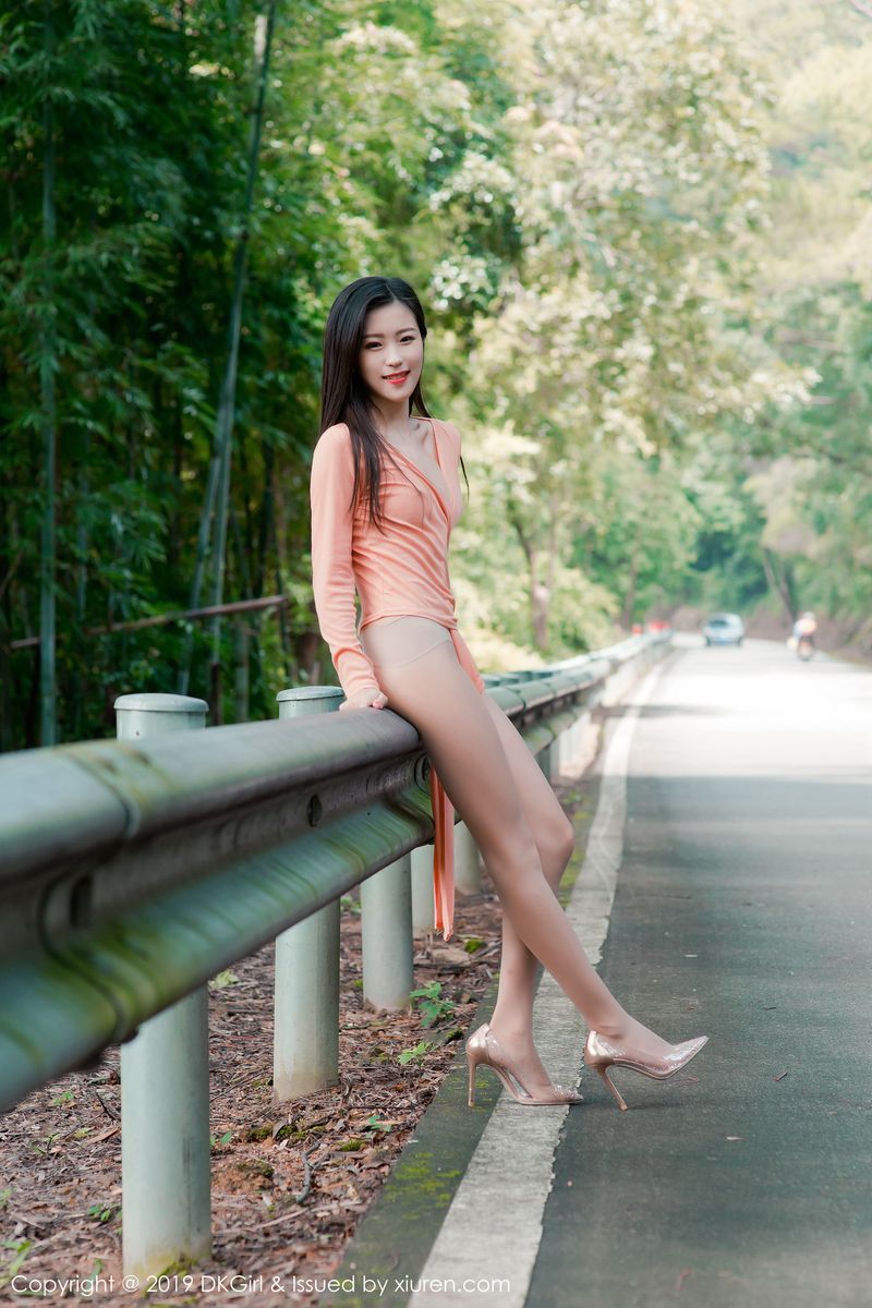 [DKGirl御女郎] 新人妹子小子怡Alice大胆丝袜户外露天车拍系列写真 Vol.114