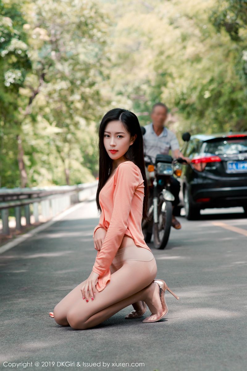 [DKGirl御女郎] 新人妹子小子怡Alice大胆丝袜户外露天车拍系列写真 Vol.114