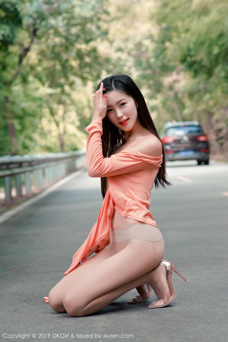 [DKGirl御女郎] 新人妹子小子怡Alice大胆丝袜户外露天车拍系列写真 Vol.114