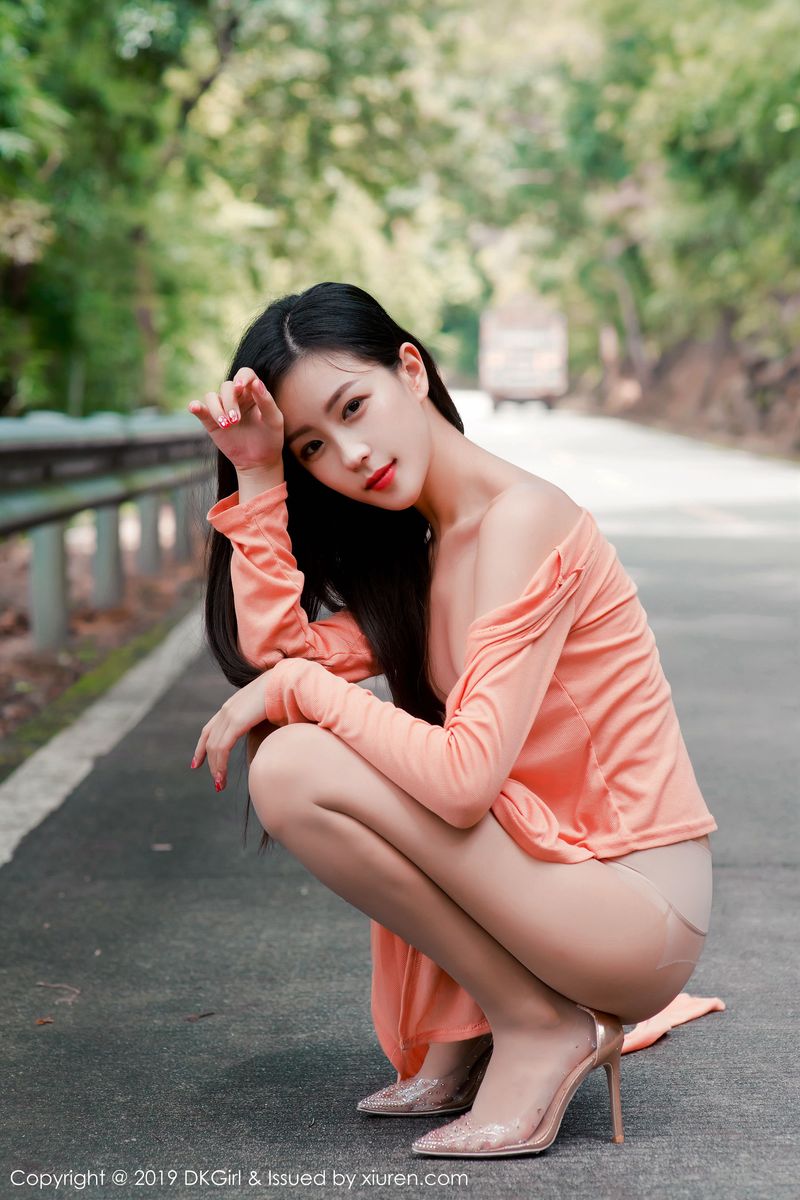 [DKGirl御女郎] 新人妹子小子怡Alice大胆丝袜户外露天车拍系列写真 Vol.114