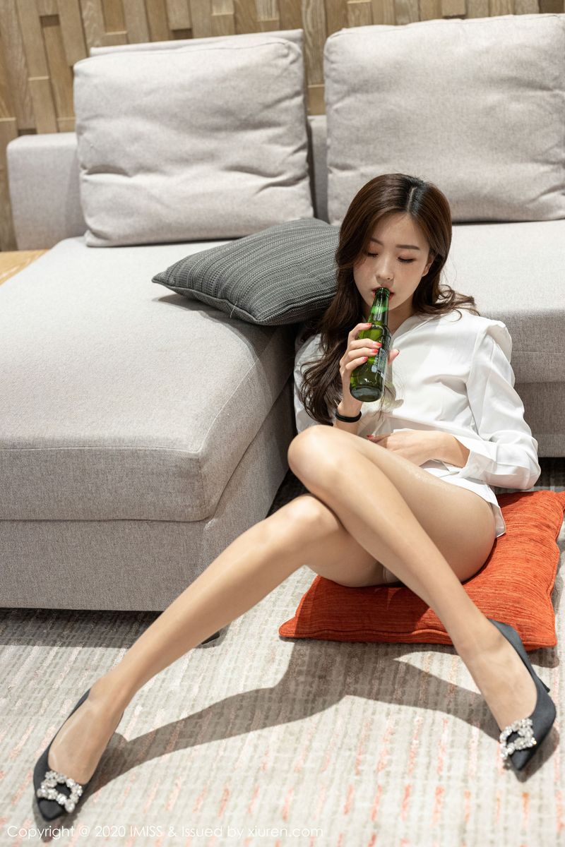 [IMiss爱蜜社] 美女模特杨紫嫣Cynthia失恋喝醉酒职场OL系列写真 Vol.432