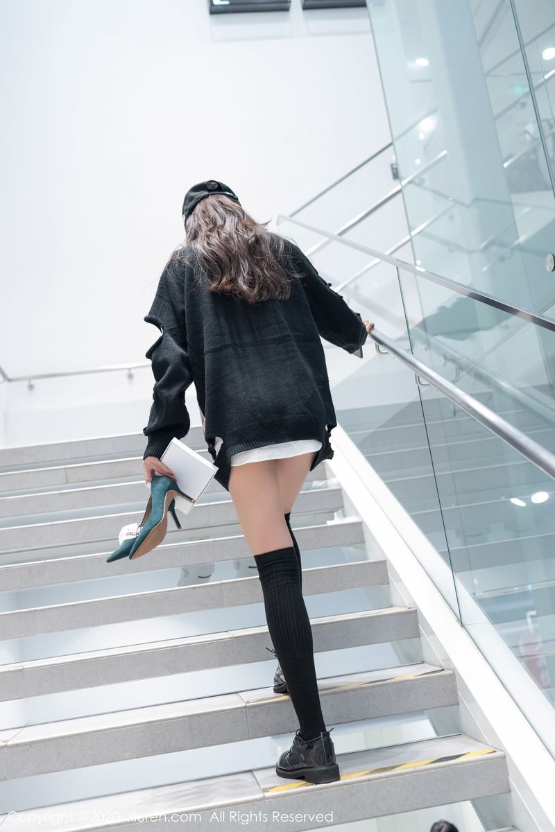 [XIUREN秀人网] 美女模特杨紫嫣Cynthia黑丝美腿与夜景街拍系列写真 No.1919