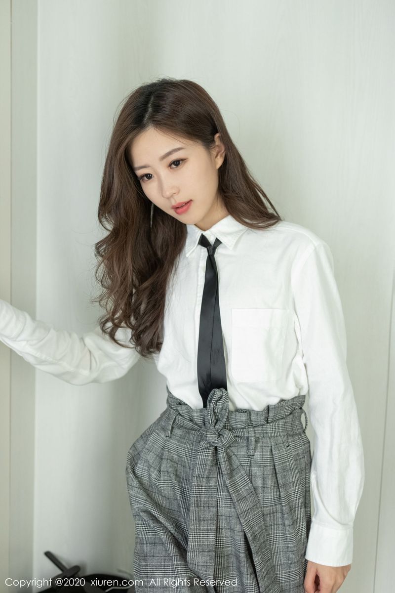 [XIUREN秀人网] 美女模特杨紫嫣Cynthia黑丝美腿与夜景街拍系列写真 No.1919