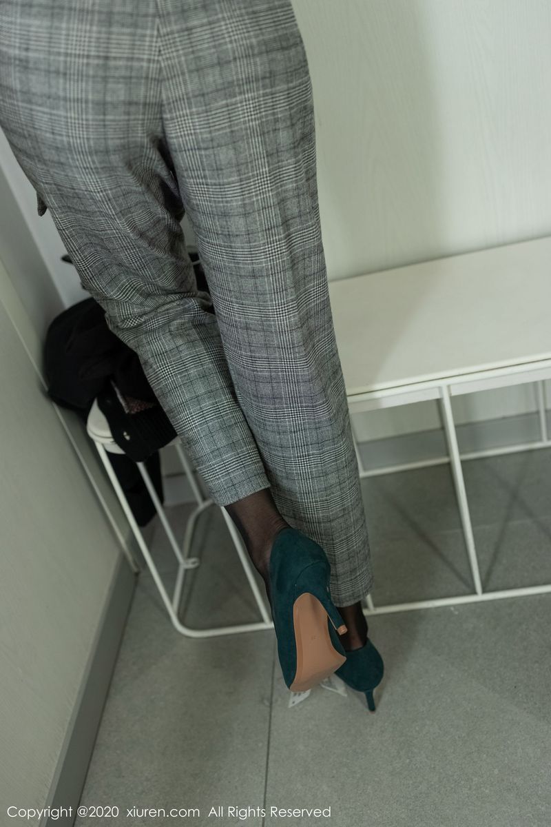 [XIUREN秀人网] 美女模特杨紫嫣Cynthia黑丝美腿与夜景街拍系列写真 No.1919