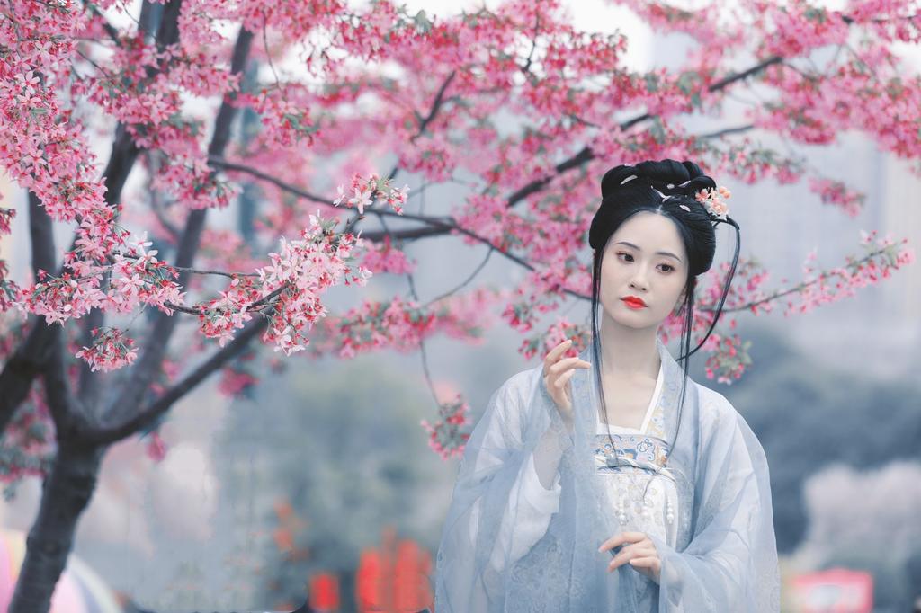 人面桃花古装美女红唇雪肤美图