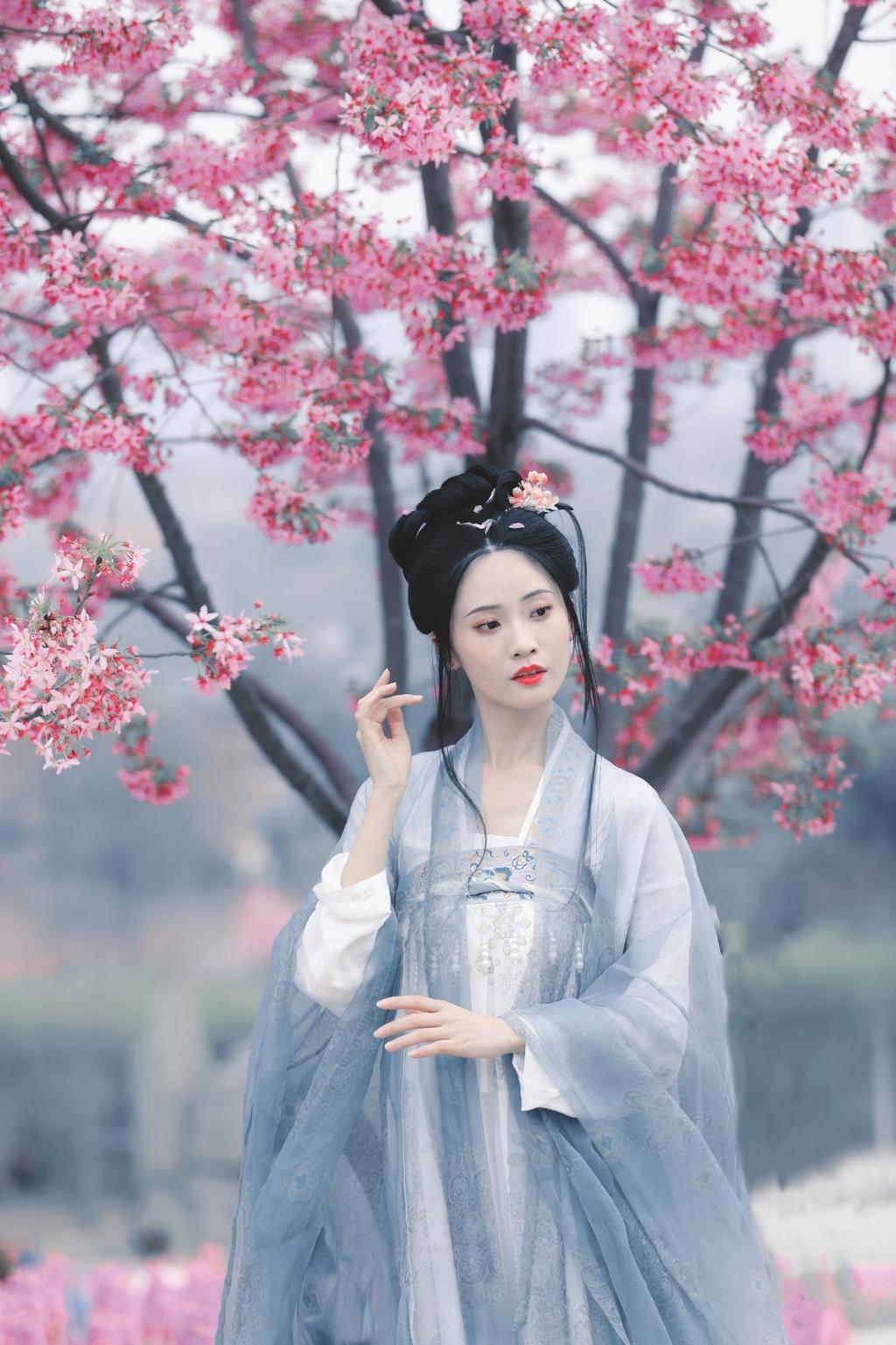 人面桃花古装美女红唇雪肤美图