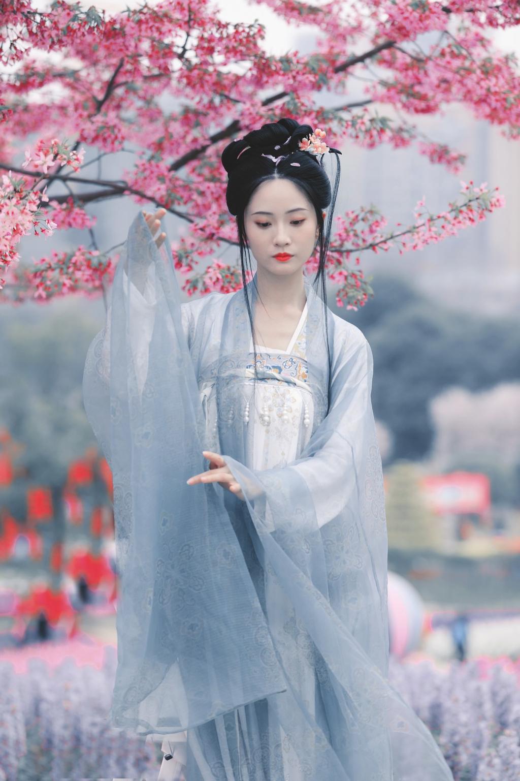 人面桃花古装美女红唇雪肤美图