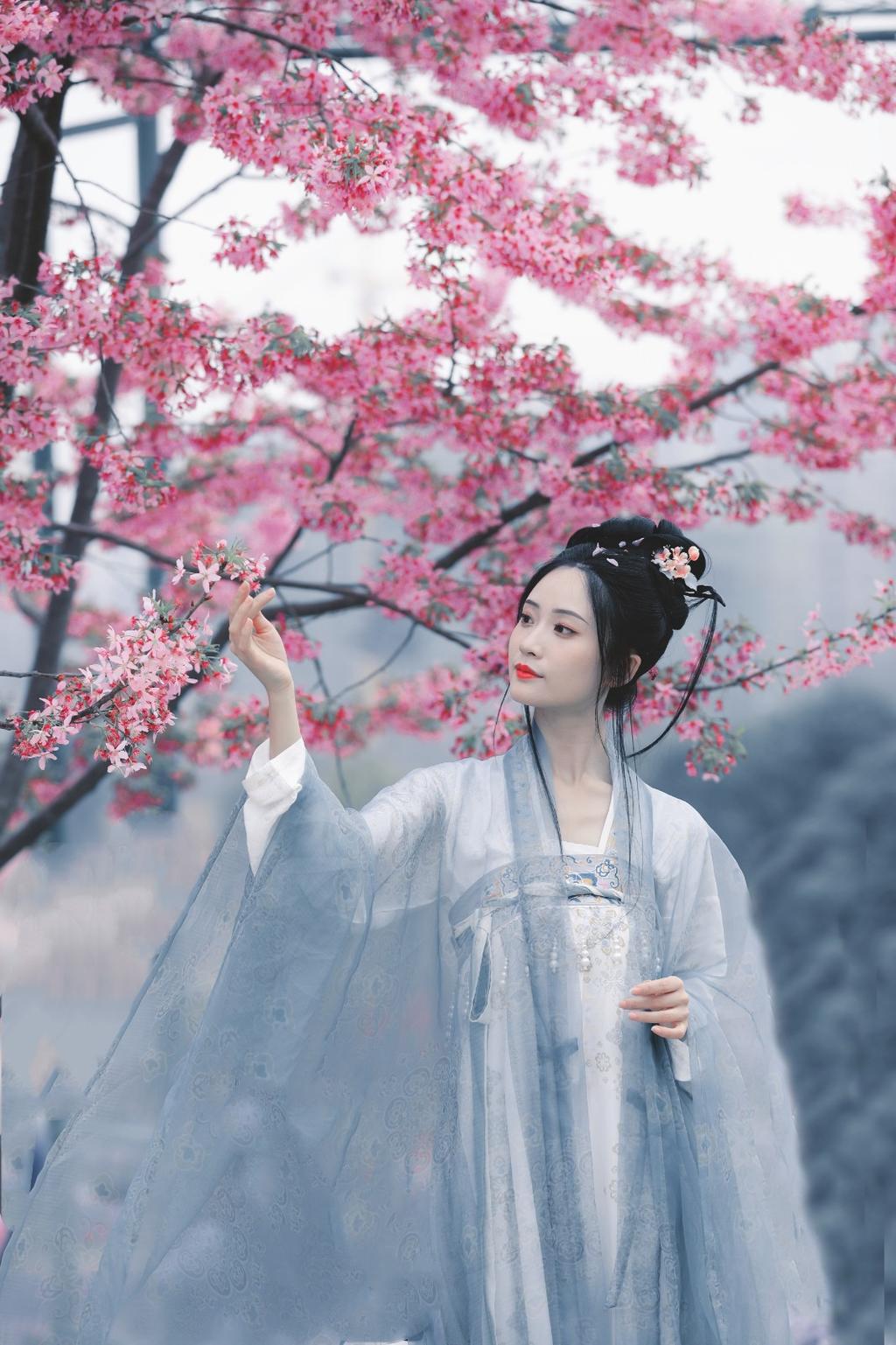 人面桃花古装美女红唇雪肤美图