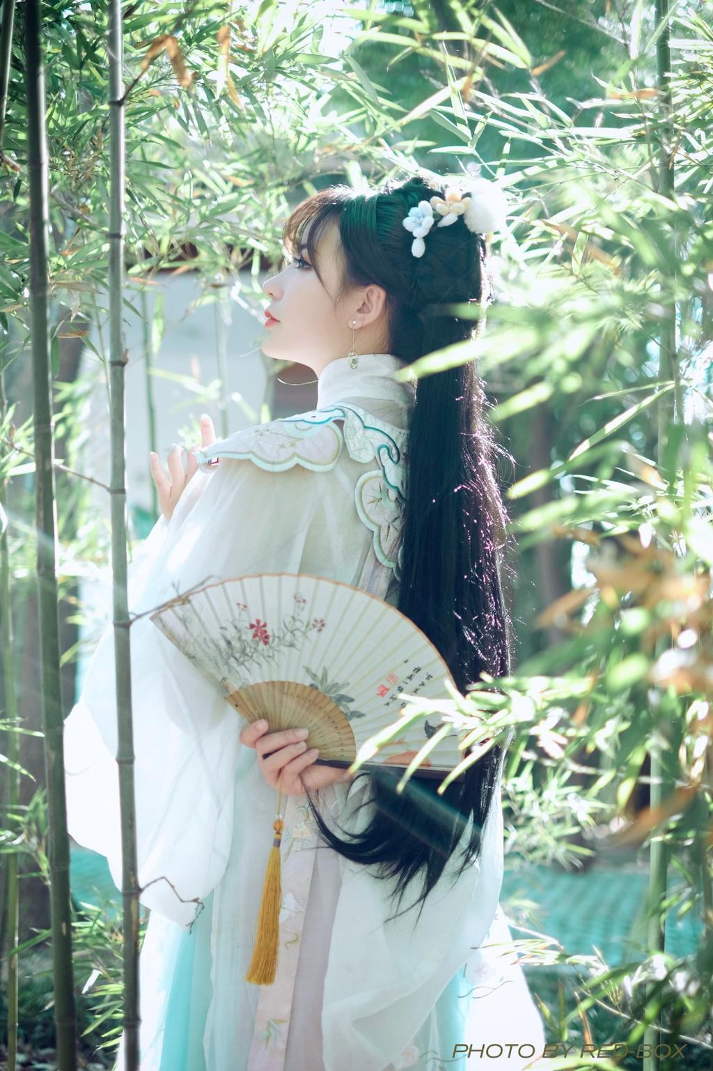 白衣美女漫步竹林仙气飘飘写真