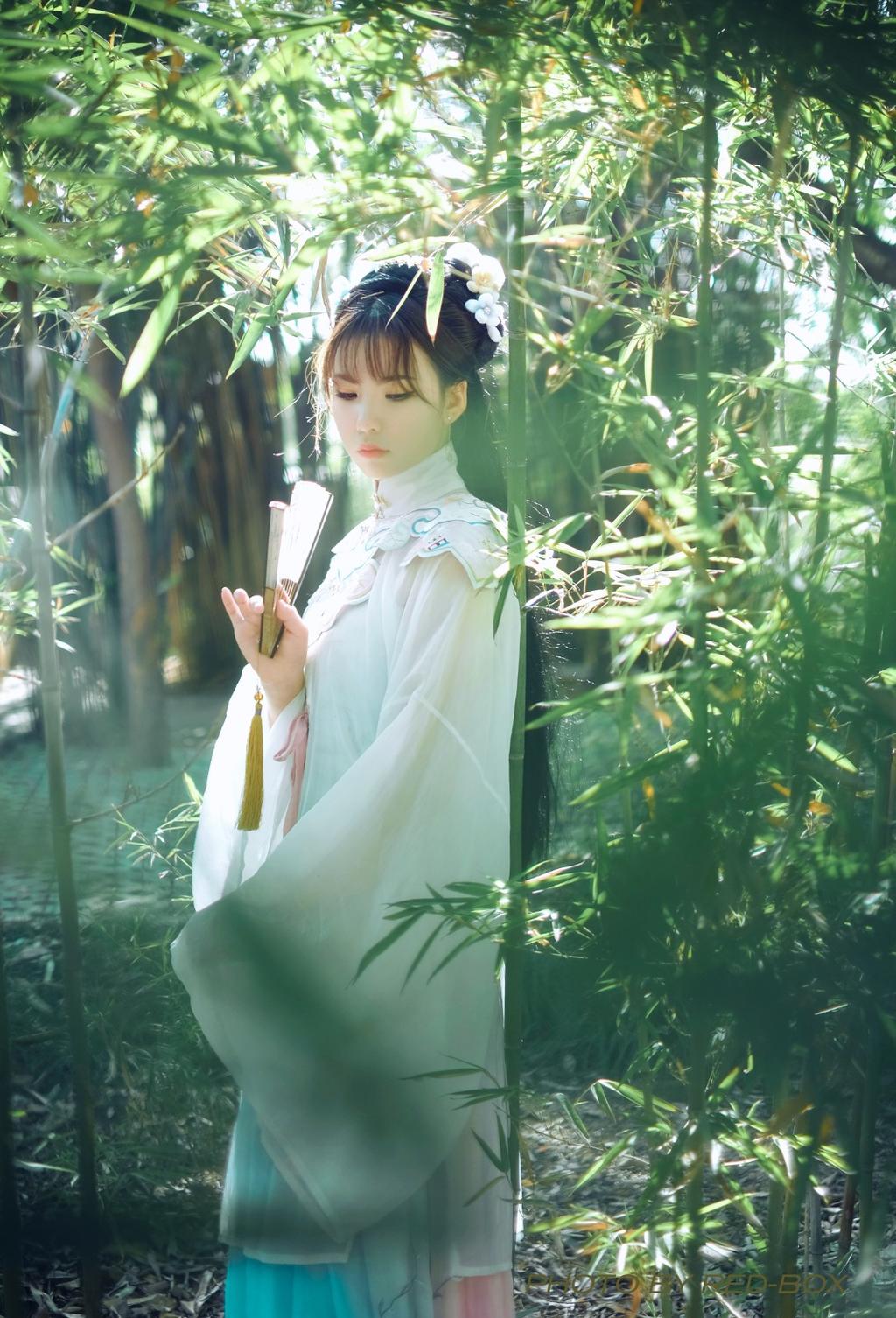 白衣美女漫步竹林仙气飘飘写真