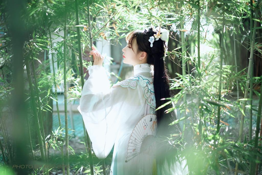 白衣美女漫步竹林仙气飘飘写真