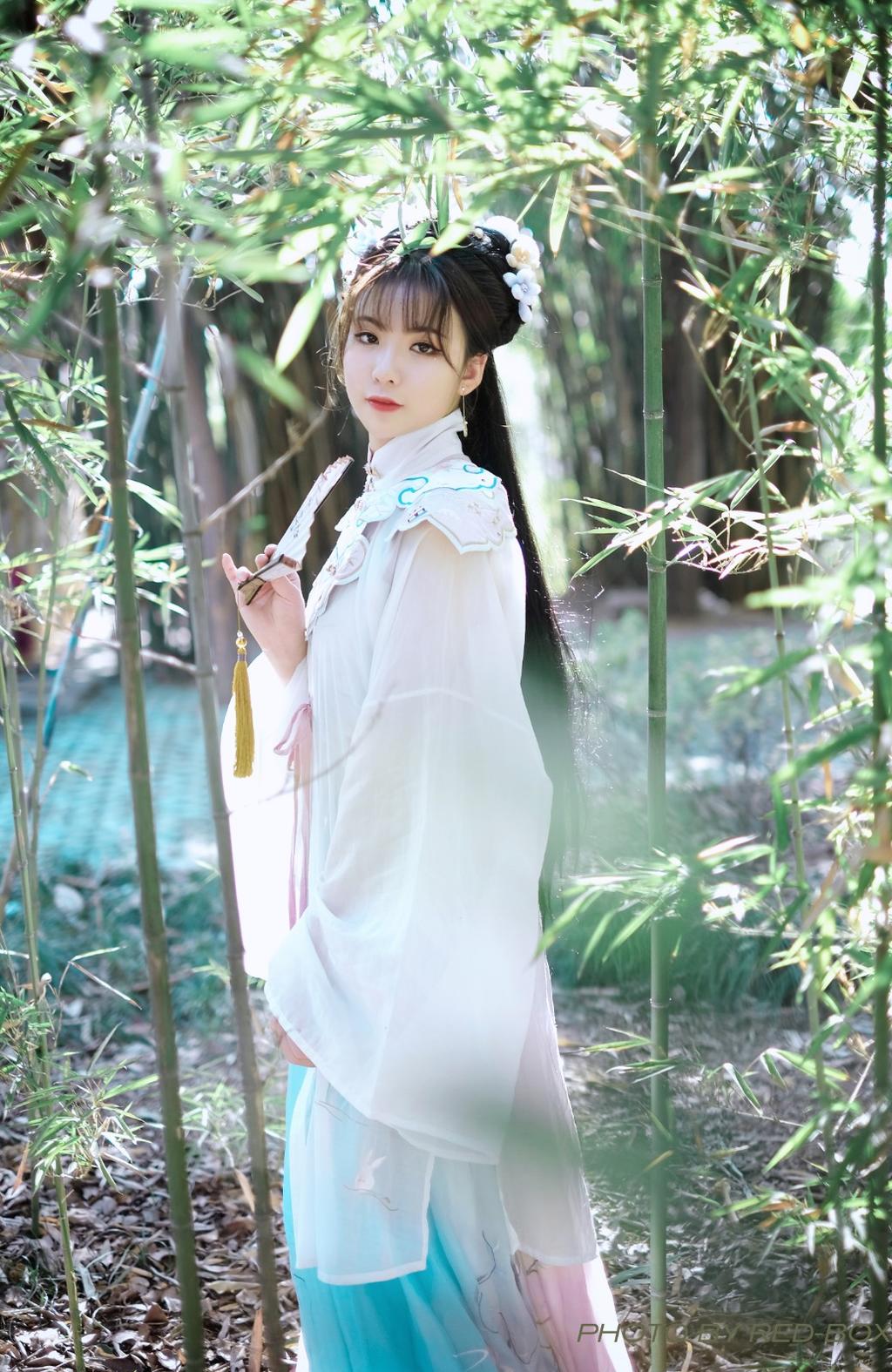 白衣美女漫步竹林仙气飘飘写真