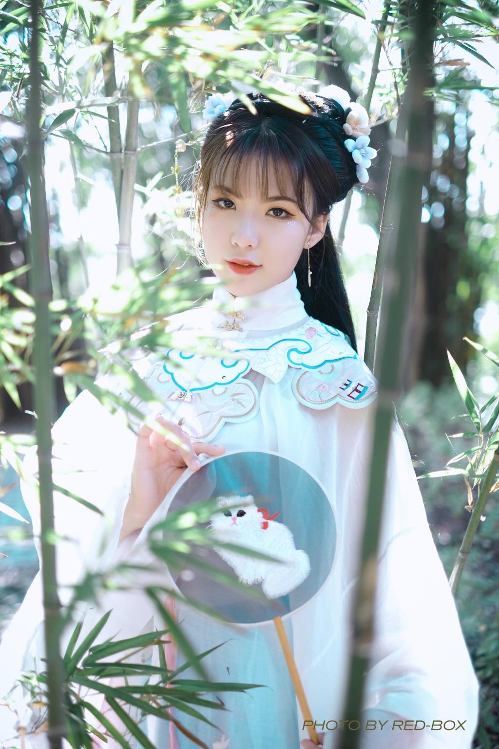 白衣美女漫步竹林仙气飘飘写真