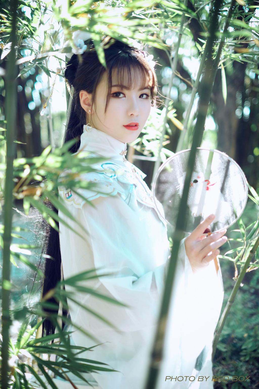 白衣美女漫步竹林仙气飘飘写真