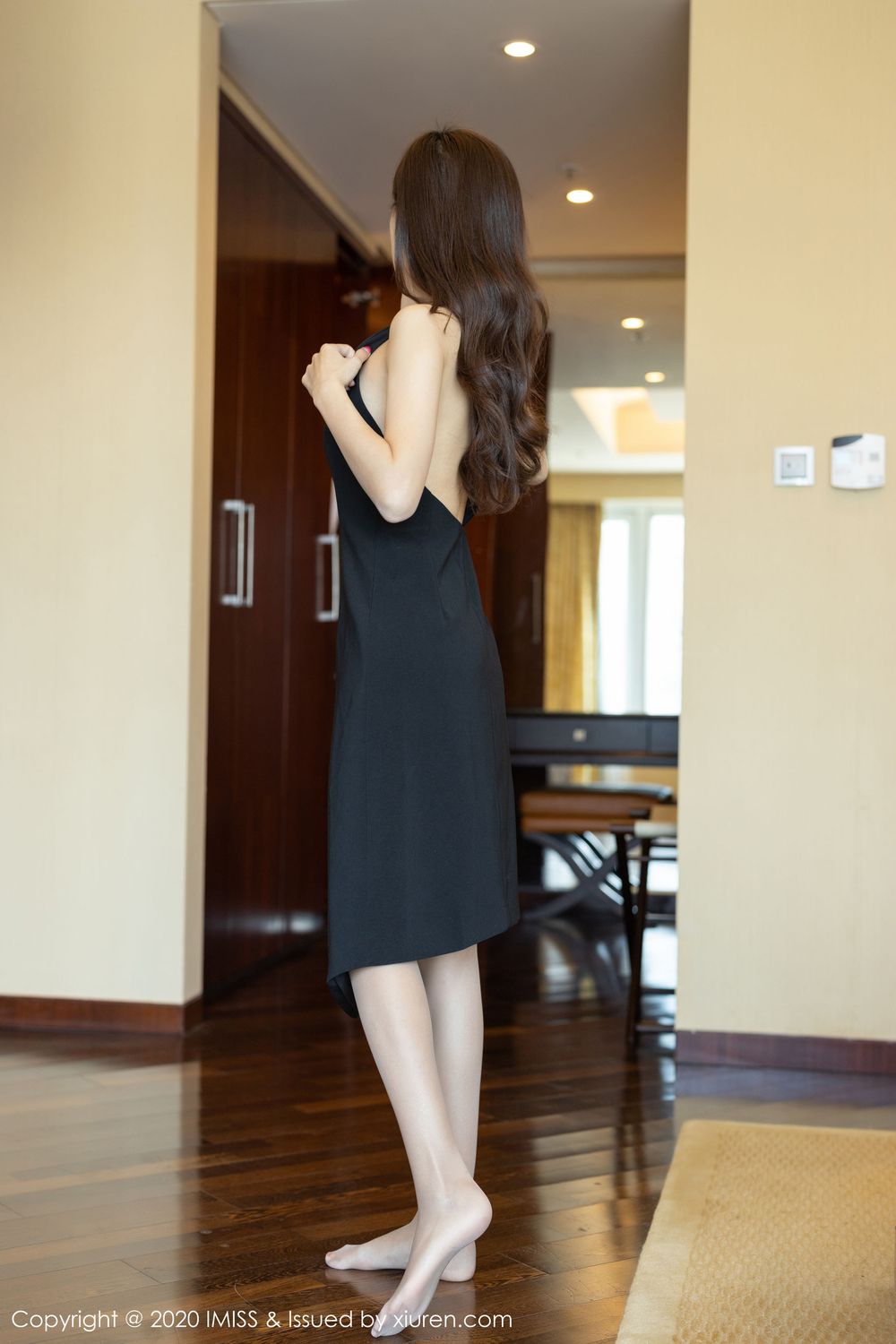 [IMiss爱蜜社] 美女模特杨紫嫣Cynthia职业秘书+丝袜美腿车拍系列写真 Vol.448