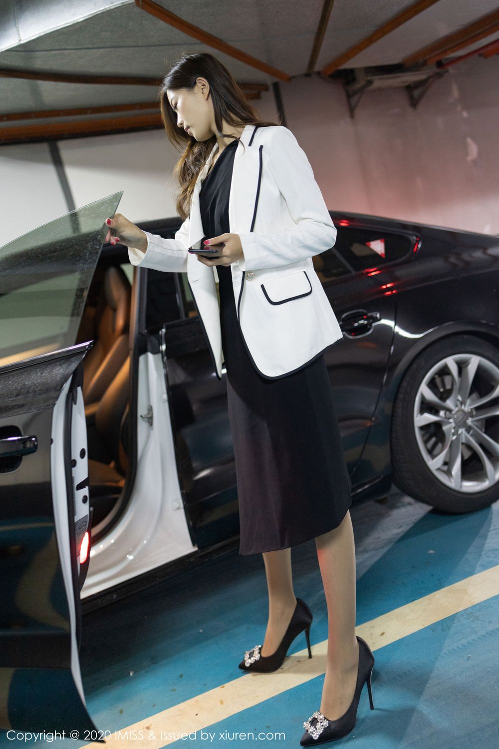 [IMiss爱蜜社] 美女模特杨紫嫣Cynthia职业秘书+丝袜美腿车拍系列写真 Vol.448