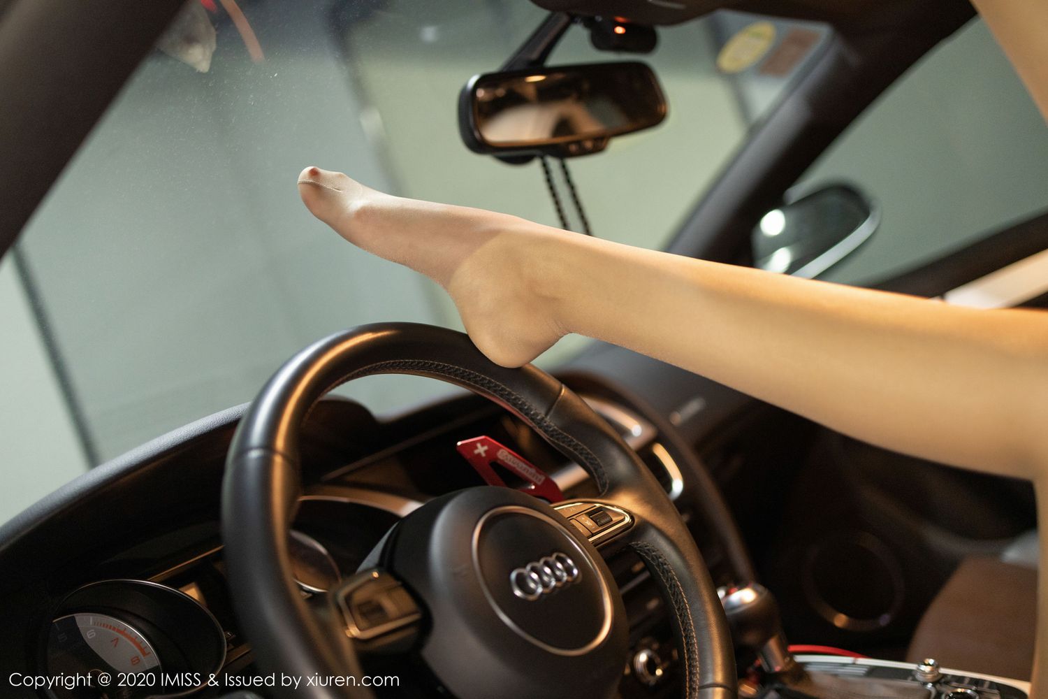 [IMiss爱蜜社] 美女模特杨紫嫣Cynthia职业秘书+丝袜美腿车拍系列写真 Vol.448