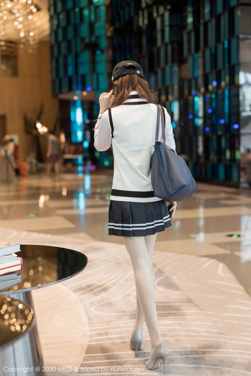 [IMiss爱蜜社] 模特杨紫嫣Cynthia丝袜美腿清纯装扮酒店剧情写真 Vol.467