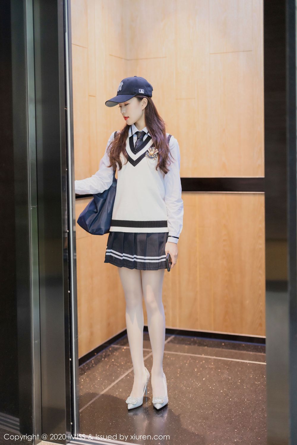 [IMiss爱蜜社] 模特杨紫嫣Cynthia丝袜美腿清纯装扮酒店剧情写真 Vol.467