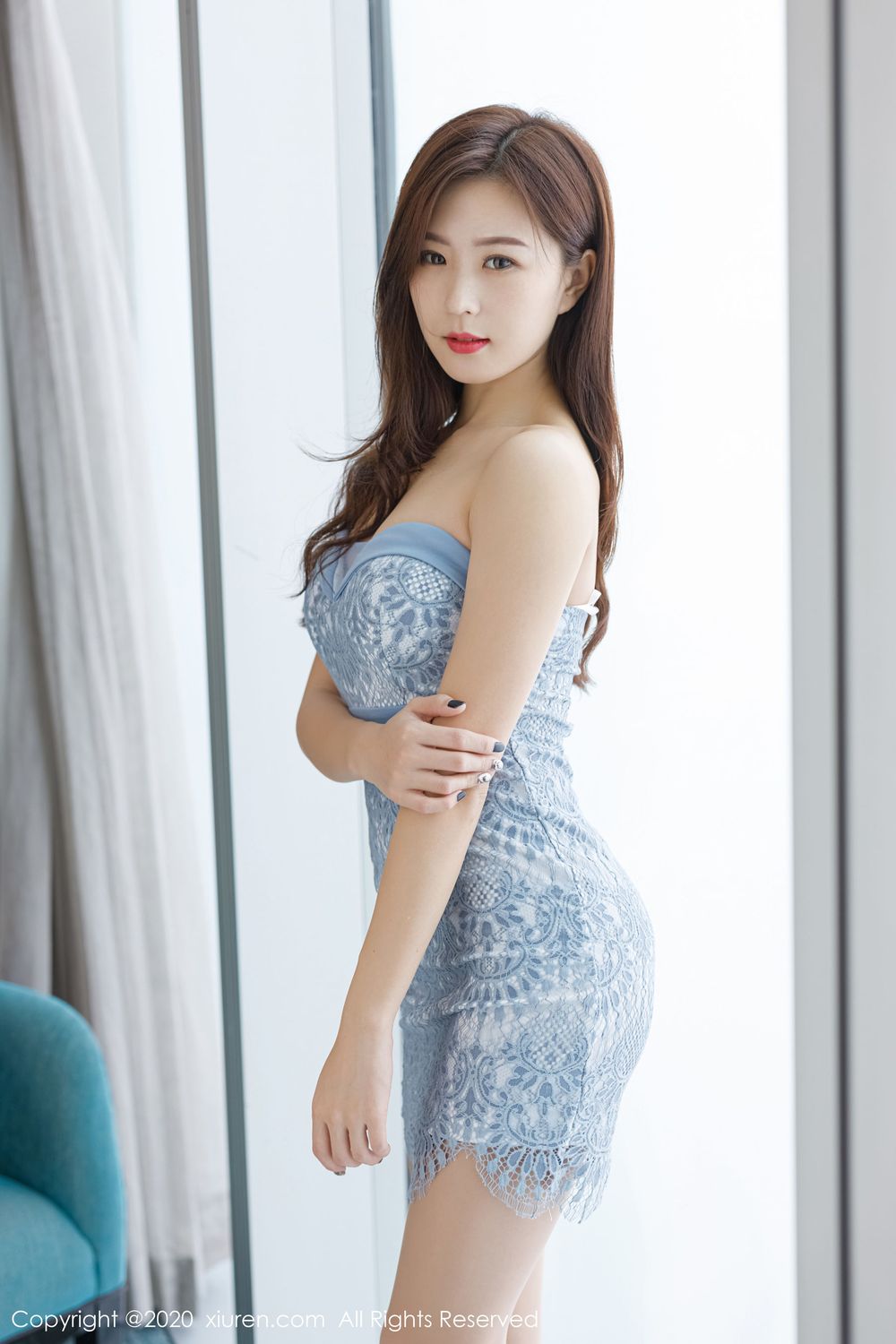 [XiuRen秀人网] 美女模特杨紫嫣Cynthia抹胸礼裙与朦胧丝袜写真 No.2237