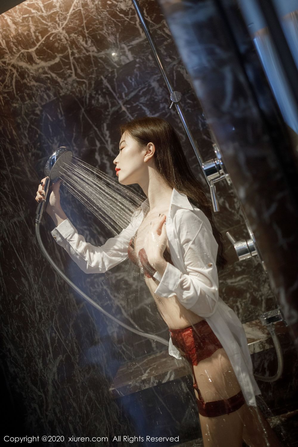 [XiuRen秀人网] 美女模特杨紫嫣Cynthia猩红内衣吊袜系列妖娆写真 No.2249