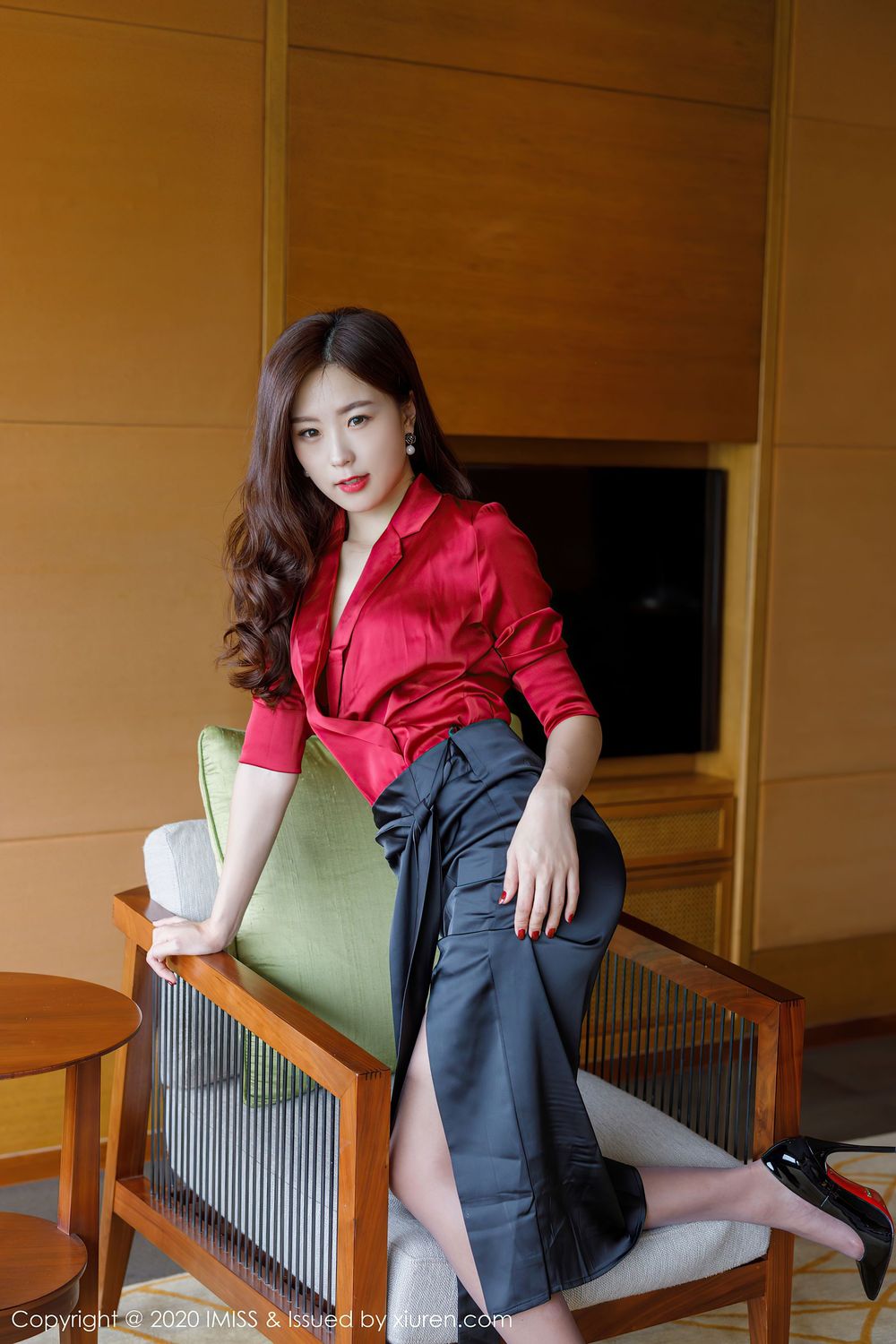 [IMiss爱蜜社] 美女模特杨紫嫣Cynthia - 典雅礼裙与魅惑丝袜心愿旅拍 Vol.502