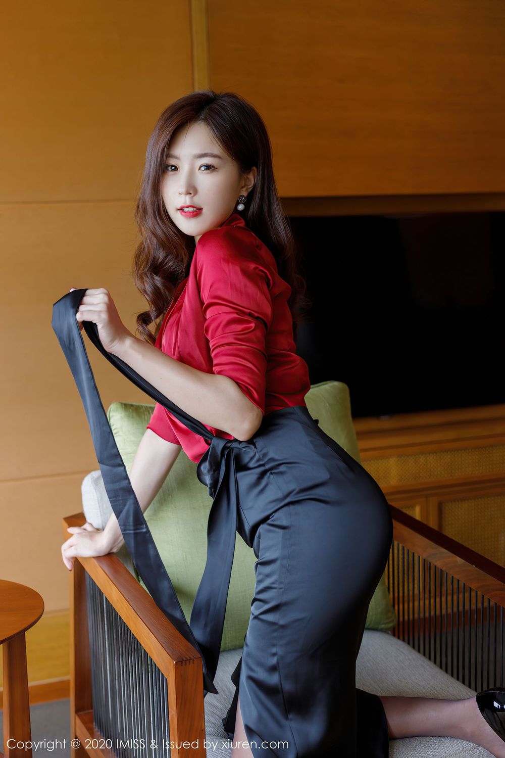 [IMiss爱蜜社] 美女模特杨紫嫣Cynthia - 典雅礼裙与魅惑丝袜心愿旅拍 Vol.502