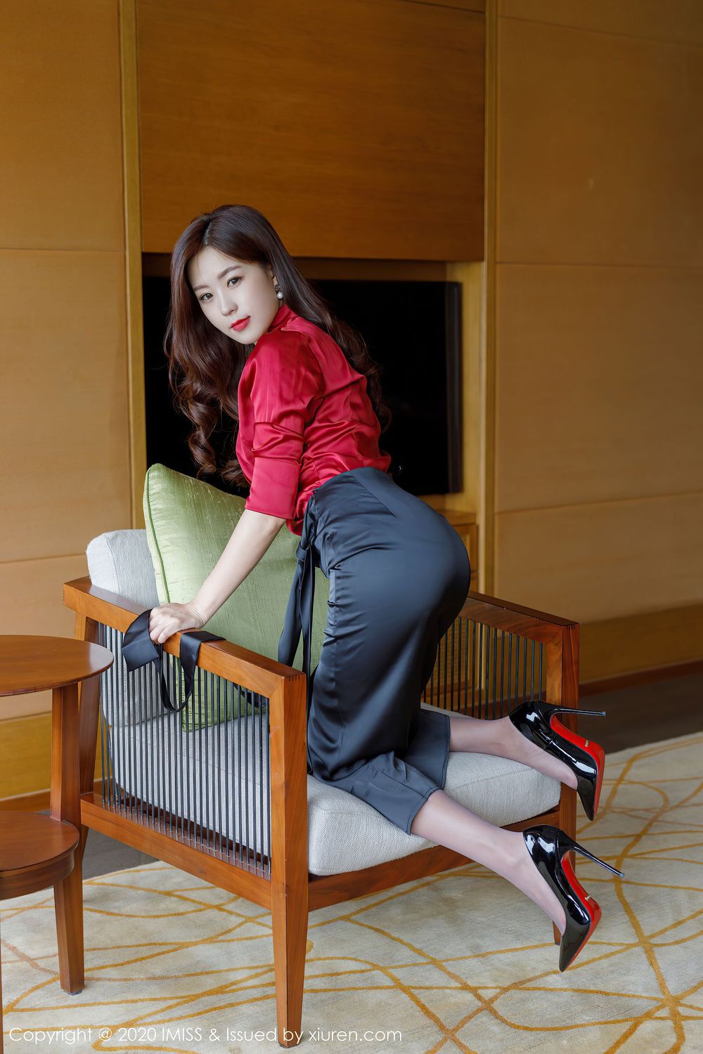 [IMiss爱蜜社] 美女模特杨紫嫣Cynthia - 典雅礼裙与魅惑丝袜心愿旅拍 Vol.502