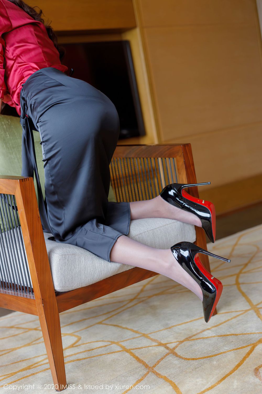 [IMiss爱蜜社] 美女模特杨紫嫣Cynthia - 典雅礼裙与魅惑丝袜心愿旅拍 Vol.502