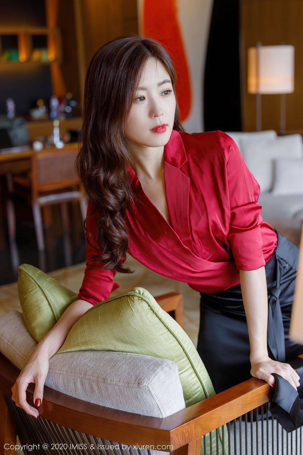 [IMiss爱蜜社] 美女模特杨紫嫣Cynthia - 典雅礼裙与魅惑丝袜心愿旅拍 Vol.502