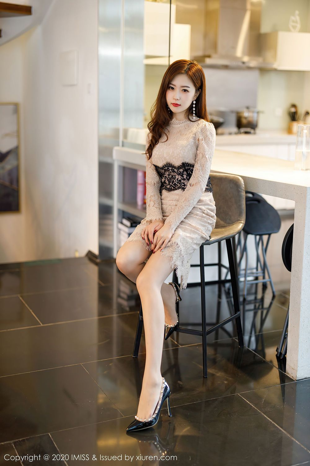 [IMiss爱蜜社] 美女模特杨紫嫣Cynthia - 华丽礼裙丝袜美腿性感写真 Vol.517