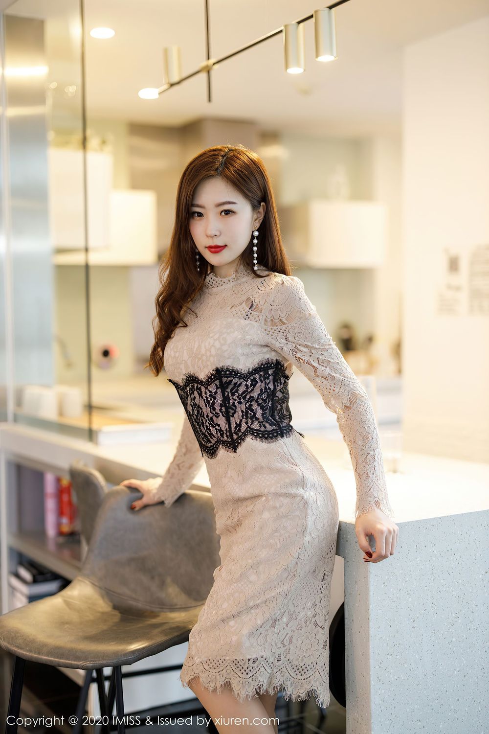 [IMiss爱蜜社] 美女模特杨紫嫣Cynthia - 华丽礼裙丝袜美腿性感写真 Vol.517