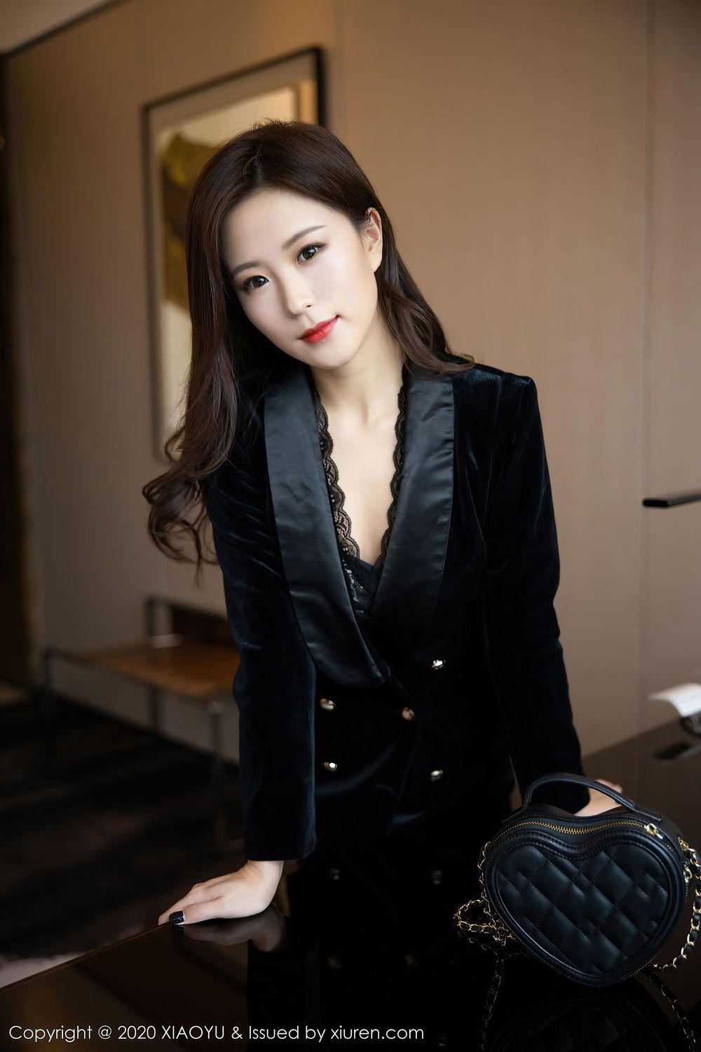 [XIAOYU语画界] 美女模特杨紫嫣Cynthia都市风格黑丝装扮性感写真 Vol.400