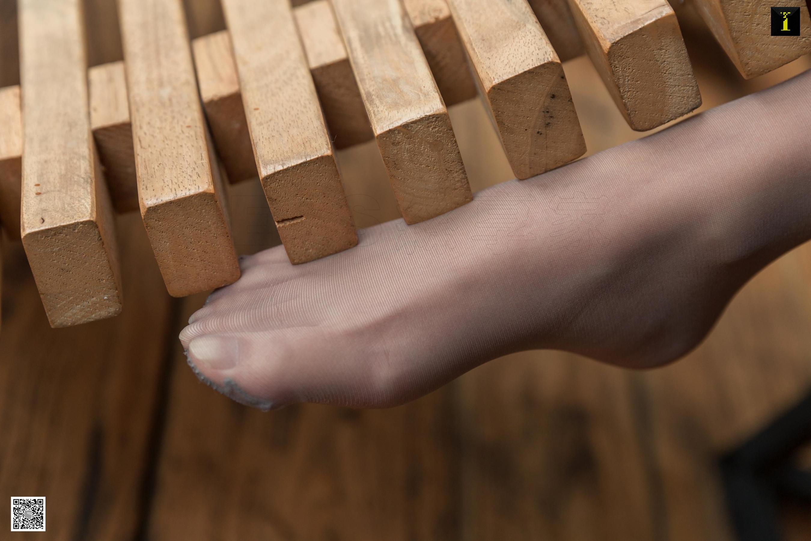 [异思趣向IESS] 模特 婉萍 《撞色渐变高跟》 美腿丝足写真集