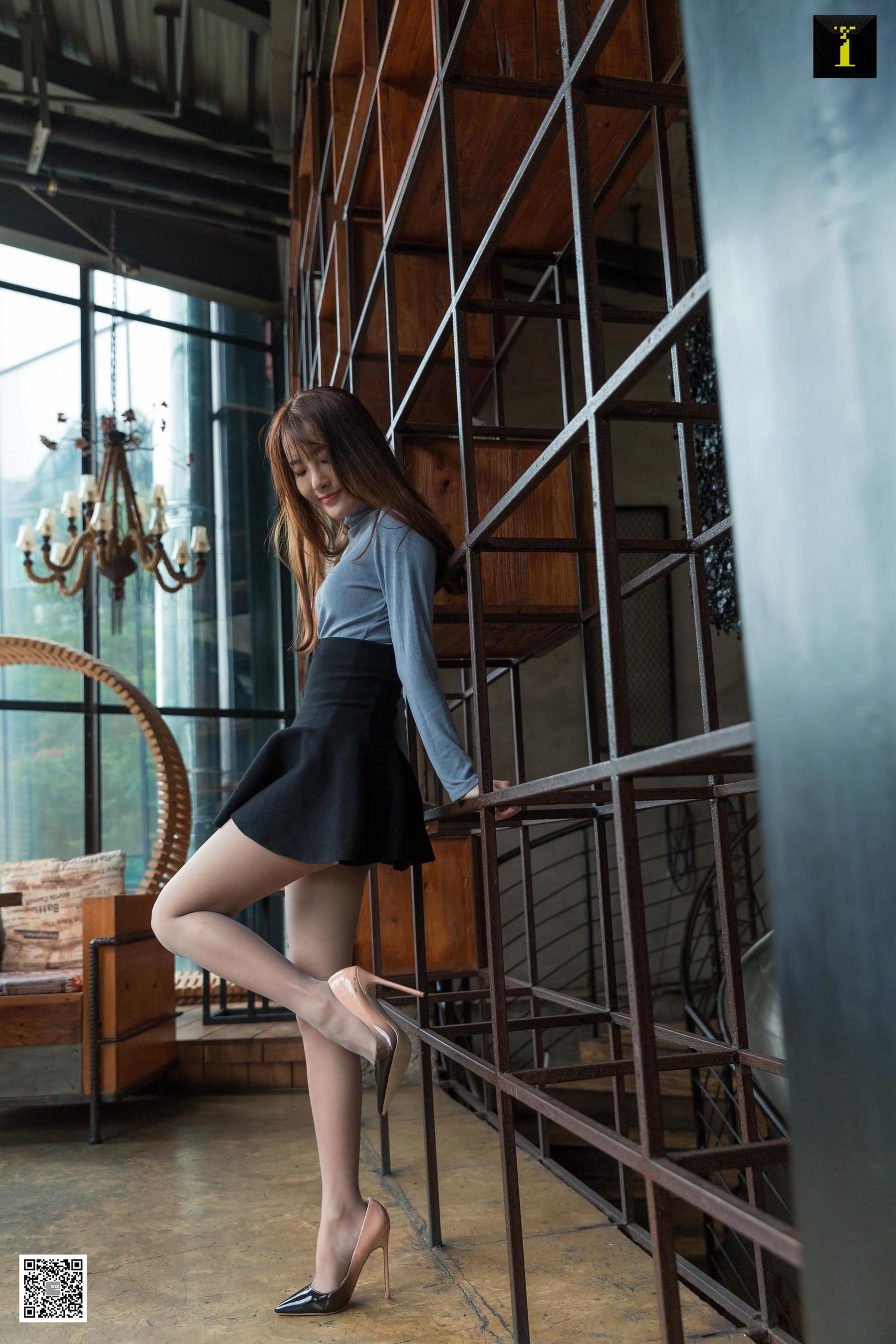 [异思趣向IESS] 模特 婉萍 《撞色渐变高跟》 美腿丝足写真集