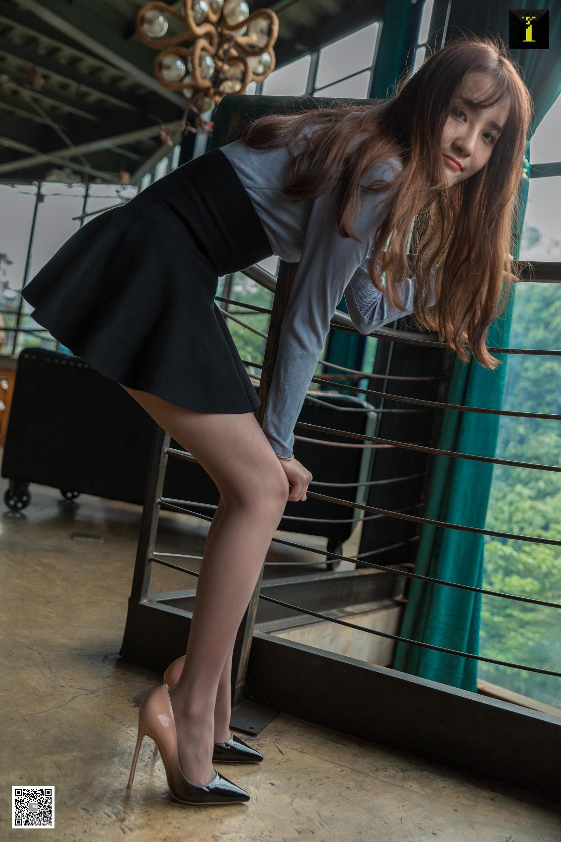 [异思趣向IESS] 模特 婉萍 《撞色渐变高跟》 美腿丝足写真集