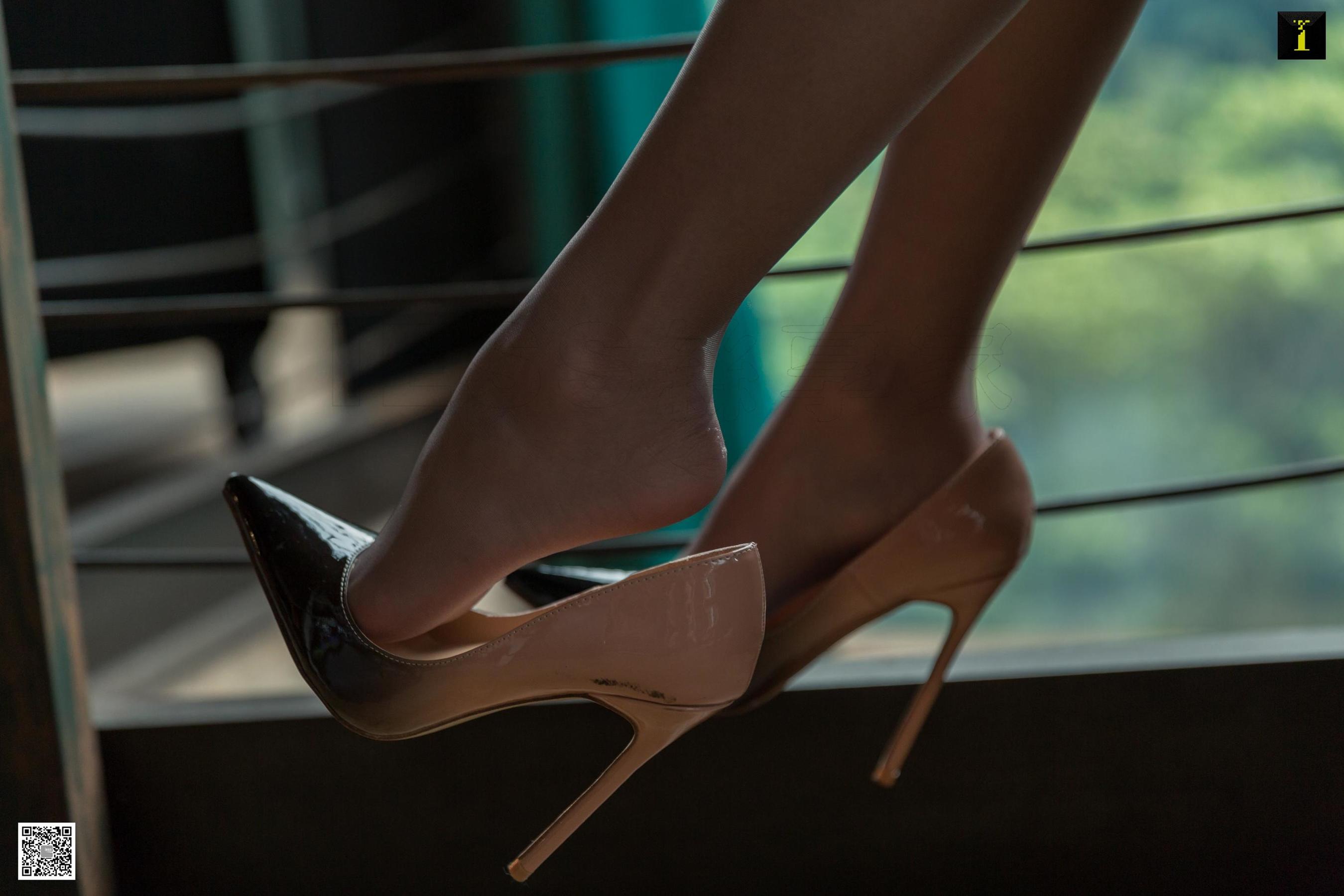 [异思趣向IESS] 模特 婉萍 《撞色渐变高跟》 美腿丝足写真集