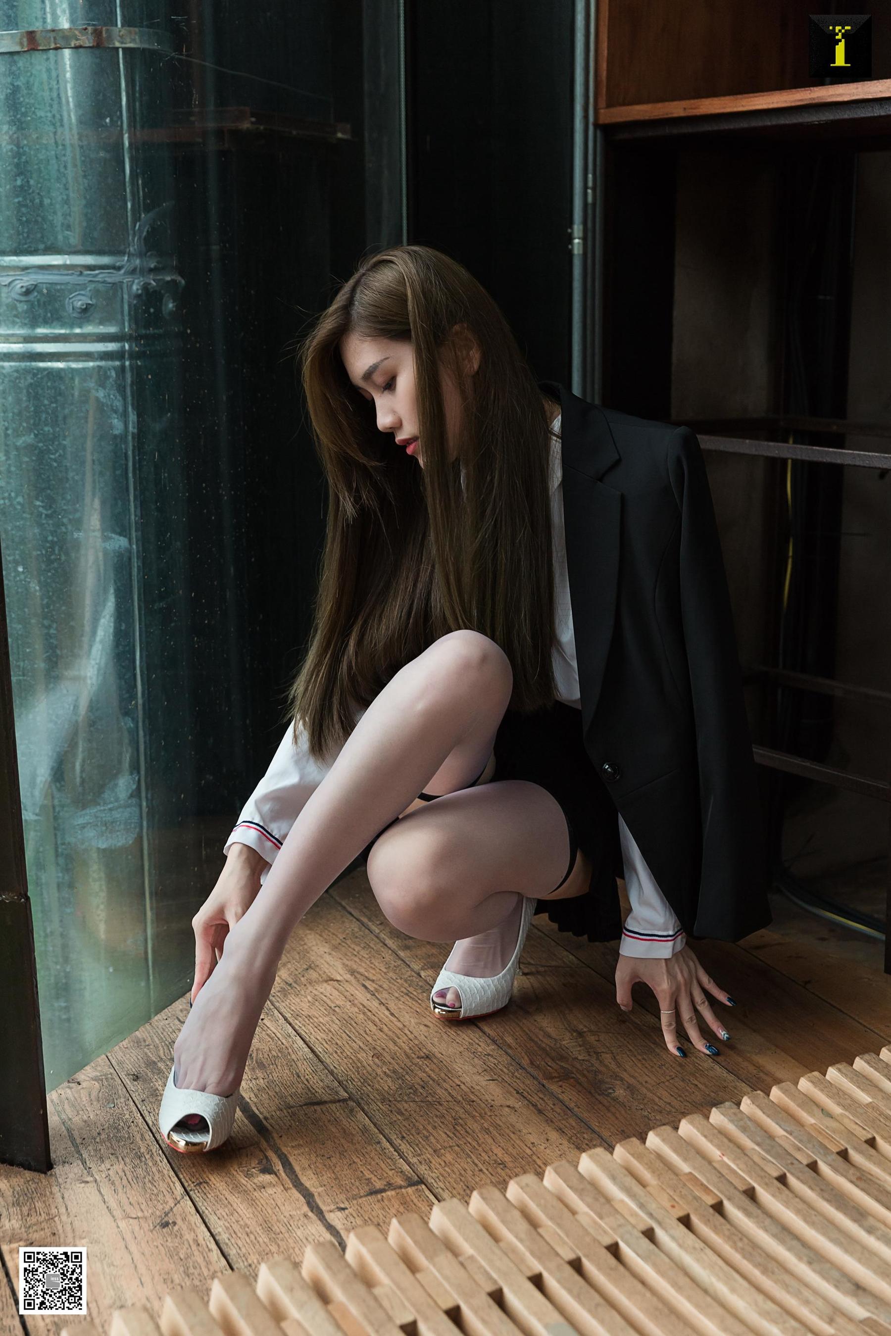 [异思趣向IESS] 模特 羽西 《鱼嘴与吊带袜》 写真集