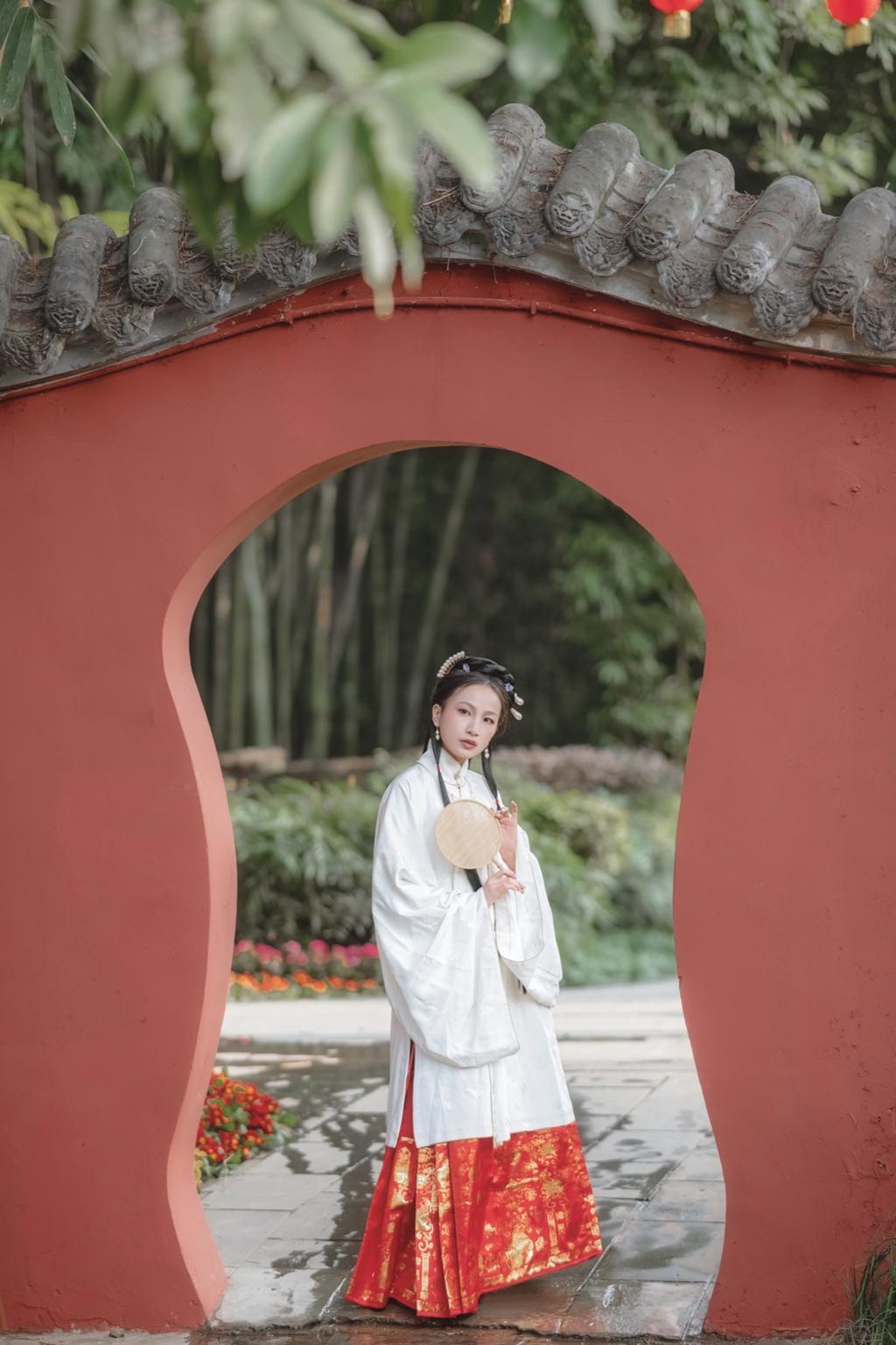 白衣红裙古装美女手执罗扇私拍