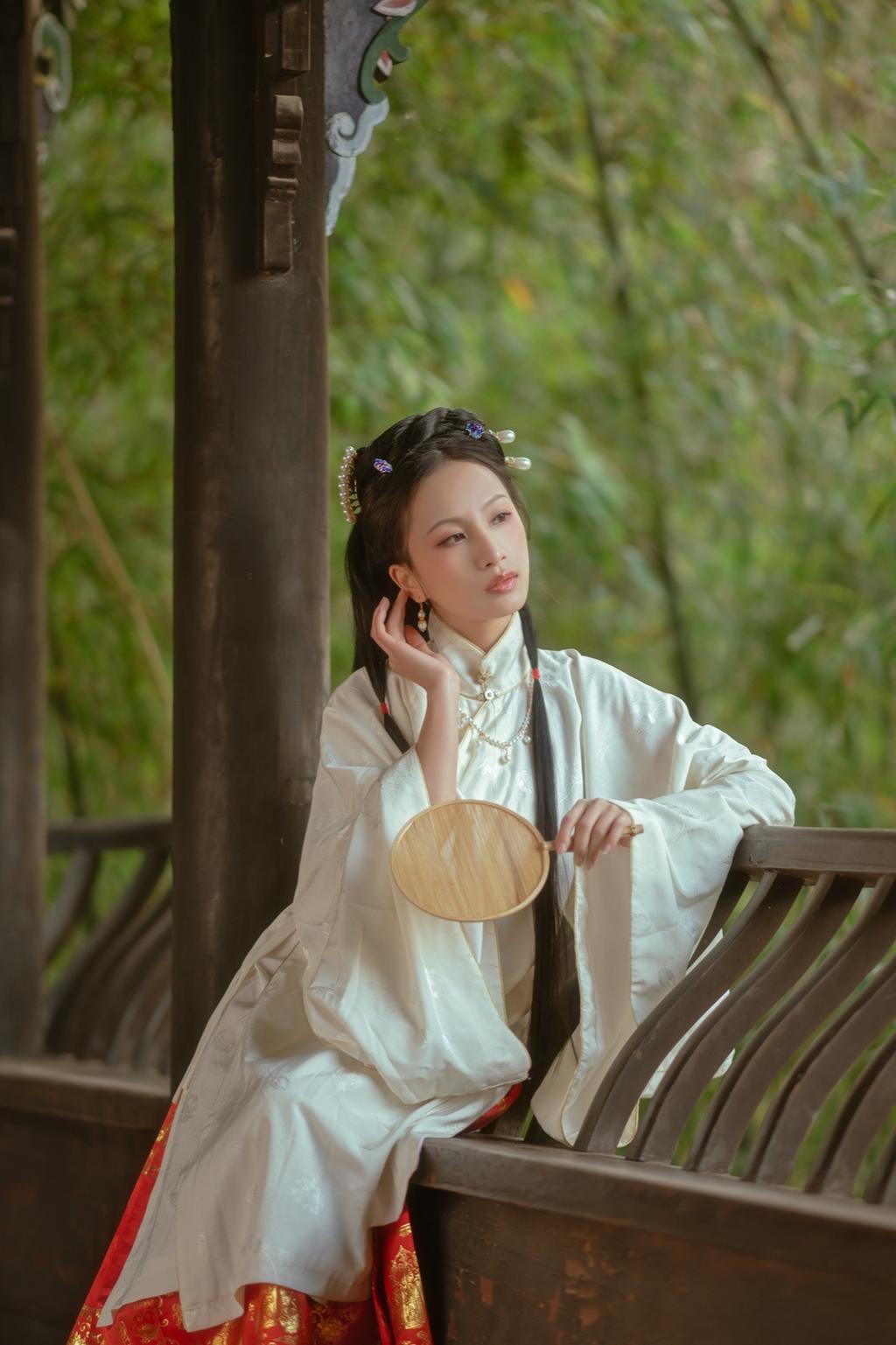 白衣红裙古装美女手执罗扇私拍