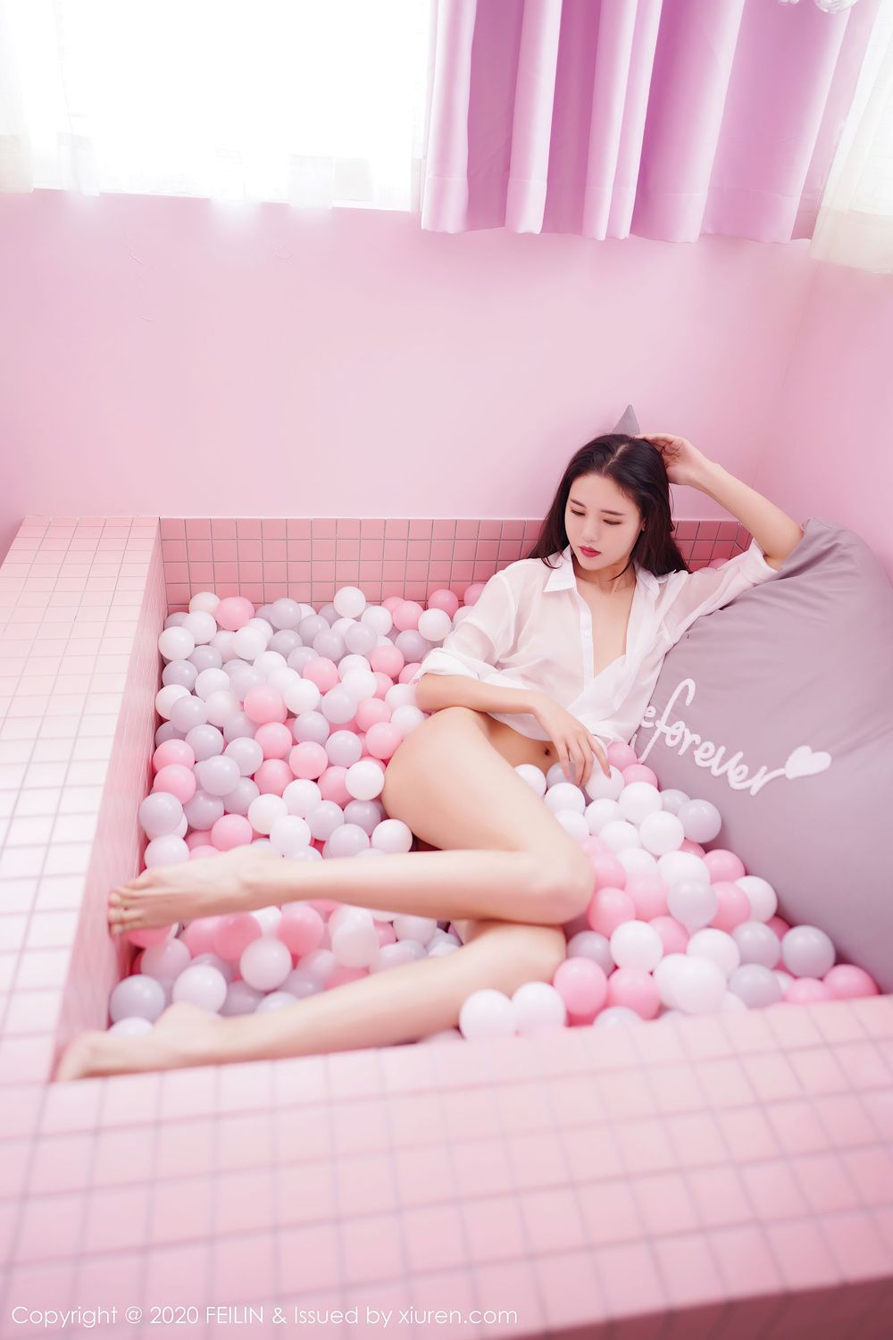 [FEILIN嗲囡囡] 美女模特陈一涵职场秘书OL+泳池系列写真 VOL.341