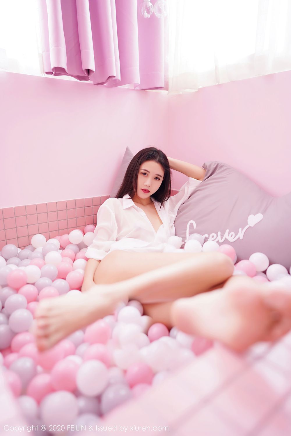 [FEILIN嗲囡囡] 美女模特陈一涵职场秘书OL+泳池系列写真 VOL.341