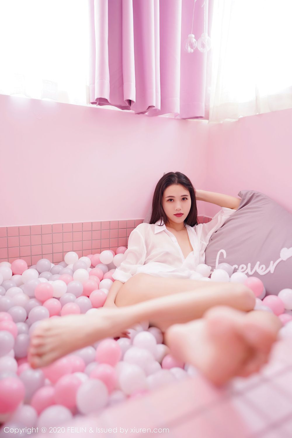 [FEILIN嗲囡囡] 美女模特陈一涵职场秘书OL+泳池系列写真 VOL.341