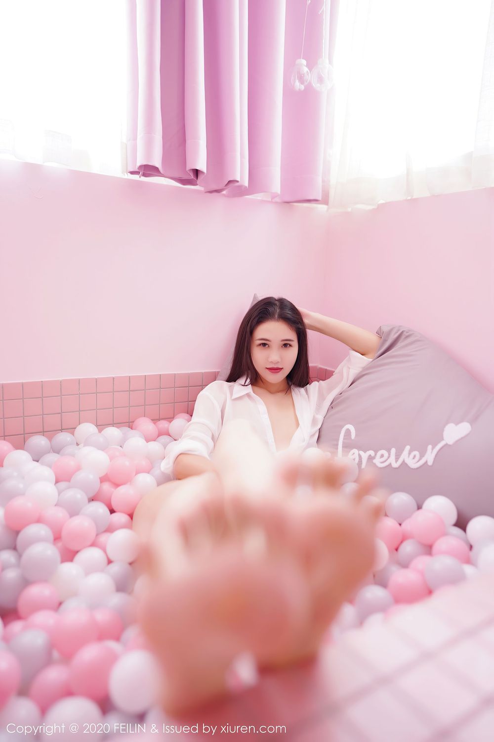 [FEILIN嗲囡囡] 美女模特陈一涵职场秘书OL+泳池系列写真 VOL.341