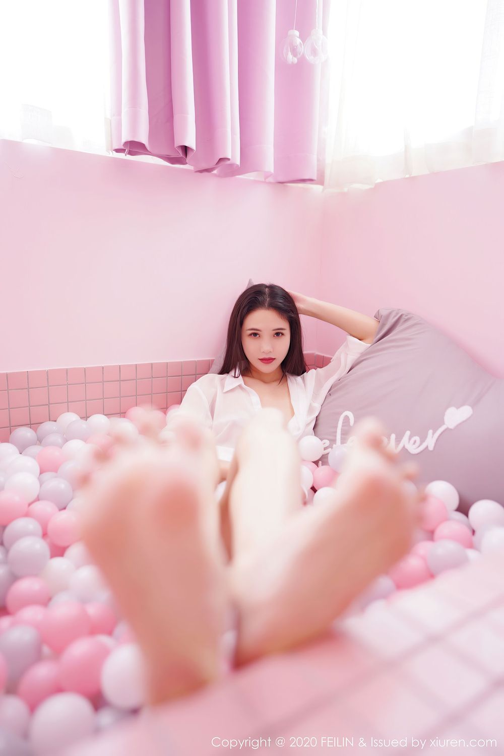 [FEILIN嗲囡囡] 美女模特陈一涵职场秘书OL+泳池系列写真 VOL.341