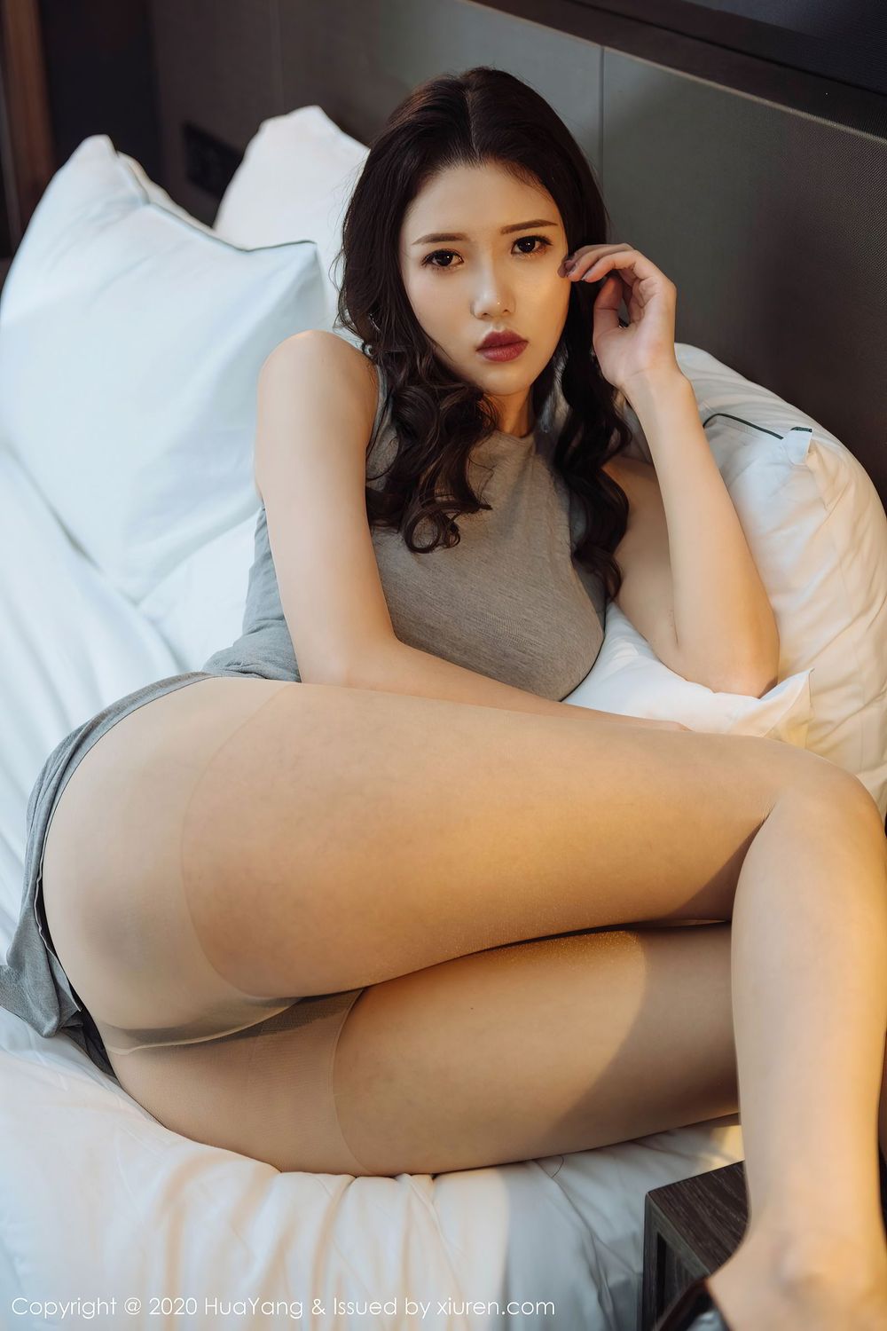 [HuaYang花漾] 美女模特陈一涵丝袜美腿&典雅吊裙御姐系列写真 VOL.323