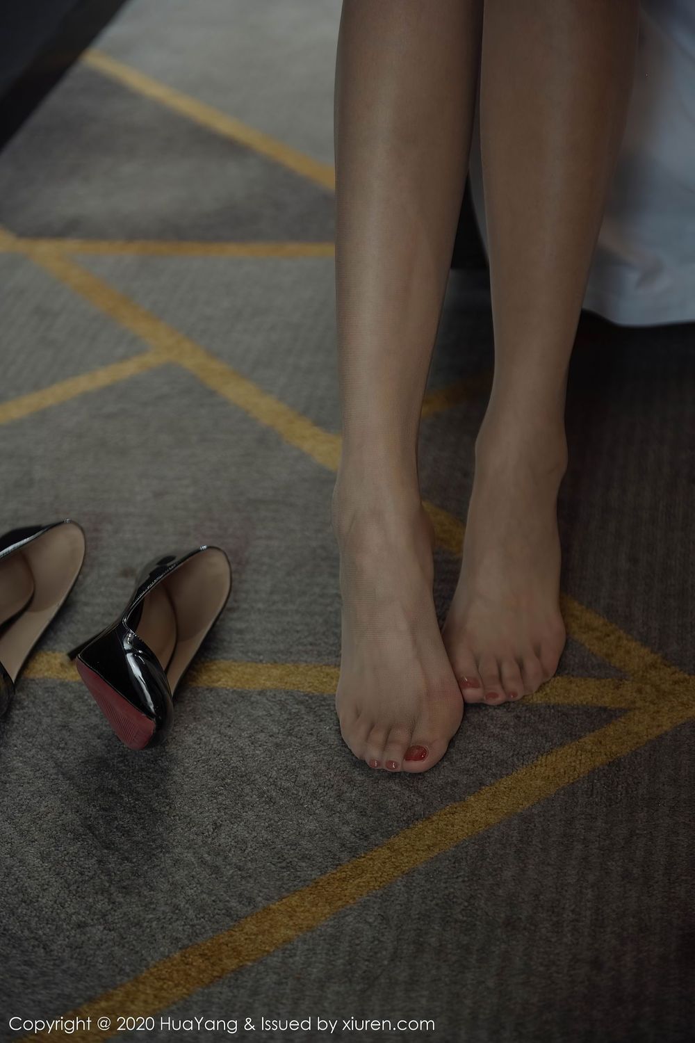 [HuaYang花漾] 美女模特陈一涵丝袜美腿&典雅吊裙御姐系列写真 VOL.323