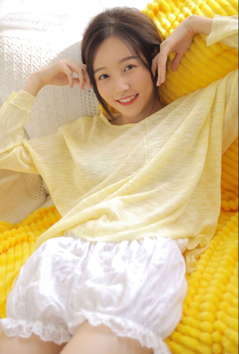 清纯美女白皙美腿室内个人写真